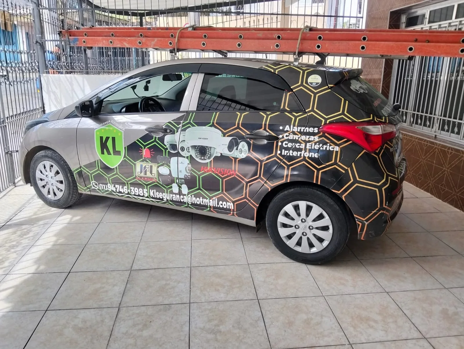 Veículo identificado da frota KL com equipamentos de segurança eletrônica